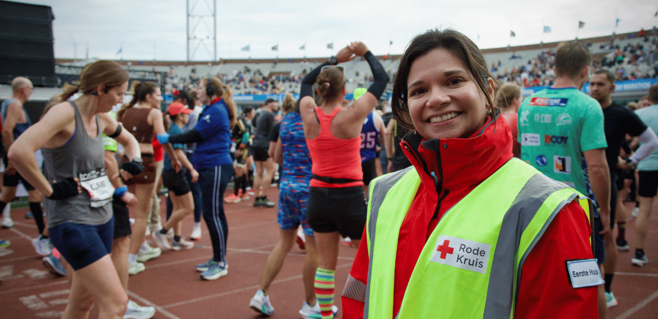 Marathon Amsterdam vrijwilliger Rode Kruis