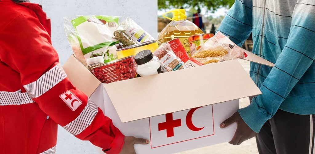 rode kruis helpt bij uitdelen voedselpakketten