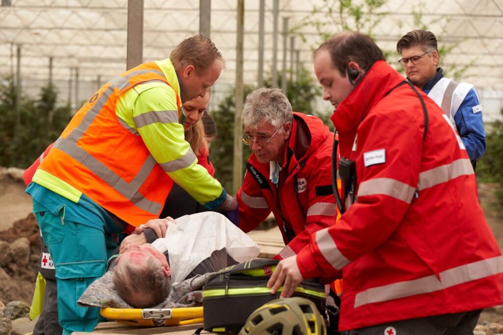 De Grote Veldoefening in Almere gaf Rode Kruis-vrijwilligers de gelegenheid om samenwerking en communicatie te oefenen.|