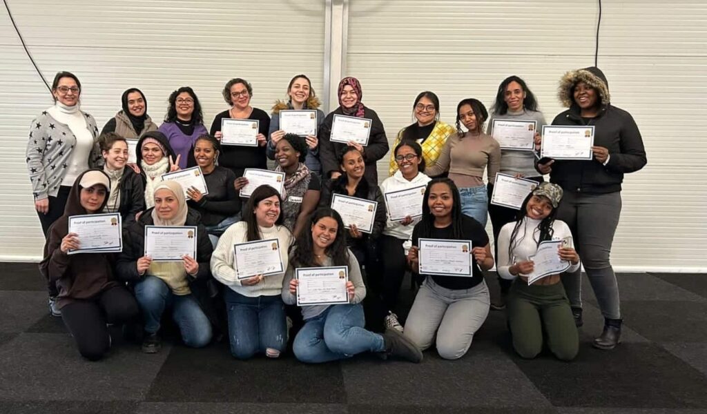 Rode Kruis-vrijwilligers houden het Life Skills-trainerscertificaat vast.