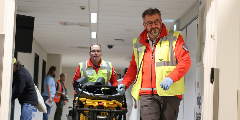 Wouter brengt brancard terug naar de wagen vanuit Calamiteitenhospitaal