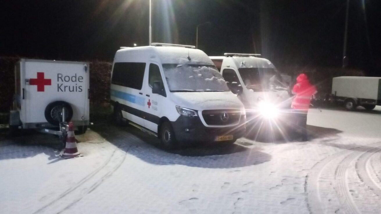 Rode Kruis bus op Schiphol