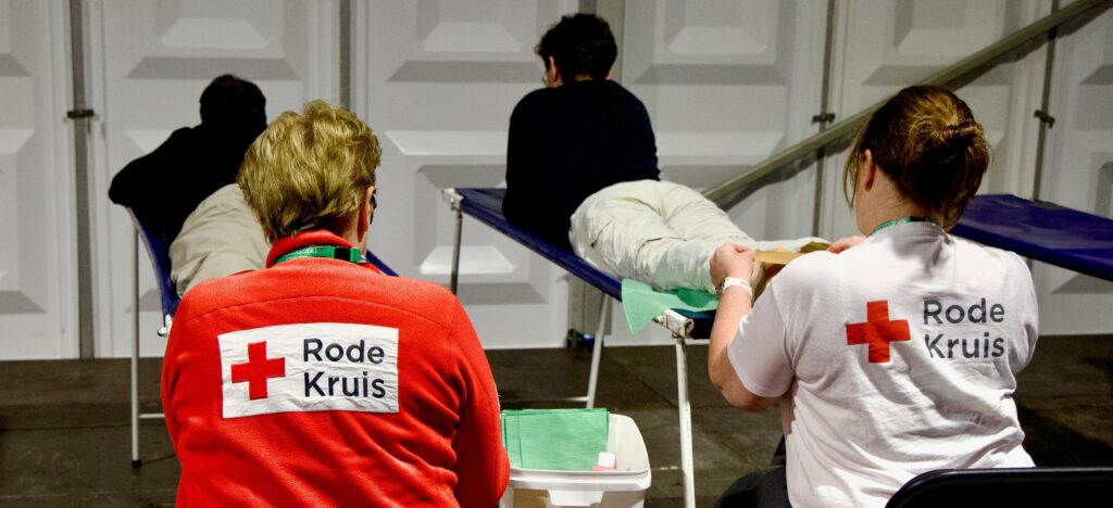 Evenementhulpverleners van het Rode Kruis in actie tijdens de Vierdaagse van Nijmegen 2026