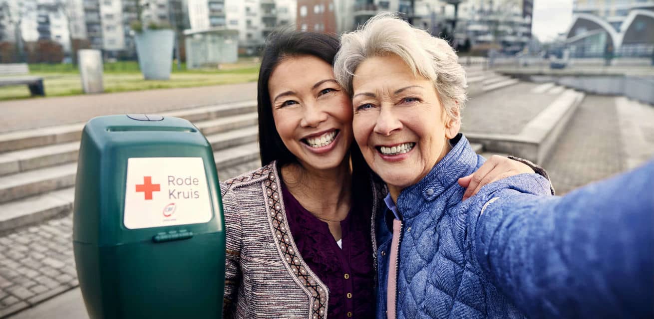 collecteren door vrijwilligers van het rode kruis