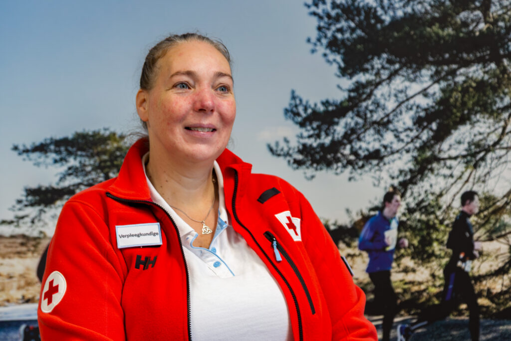 Anita Kleiker in Rode Kruis kleding