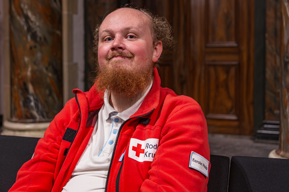 Yaron Bodde in Rode Kruis tenue