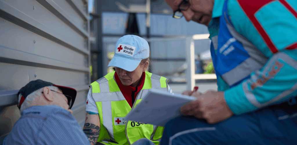 Noodhulpteamlid helpt slachtoffer Rode Kruis