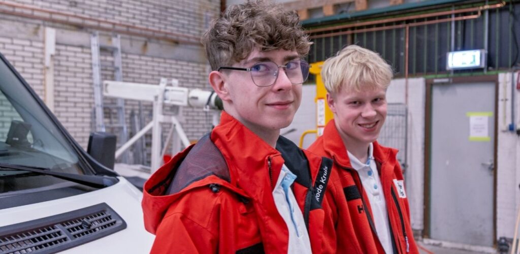 Luca en Albert zijn Rode Kruis-vrijwilligers
