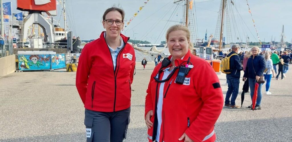 Irene helpt tijdens DelfSail in Delfzijl Rode Kruis