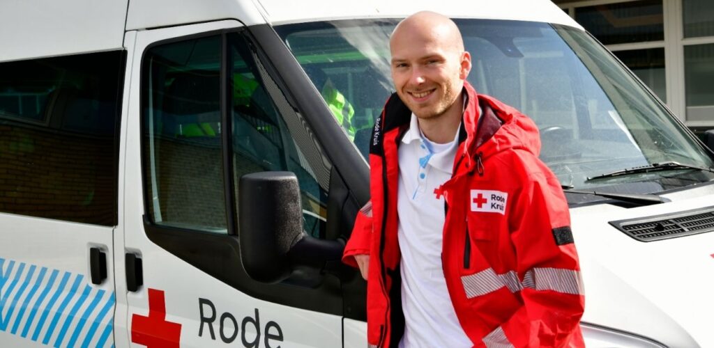 Sander Schuil is hulpverlener bij het Rode Kruis