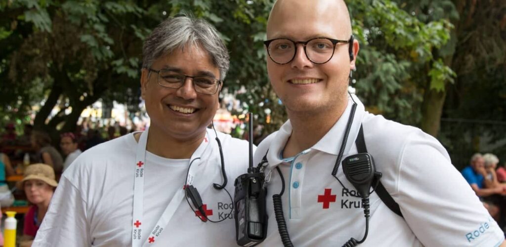 rode kruis vrijwilligers bij een evenement