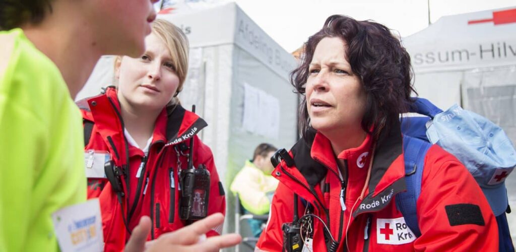 rode kruis vrijwilligers helpen bij een hardloop evenement