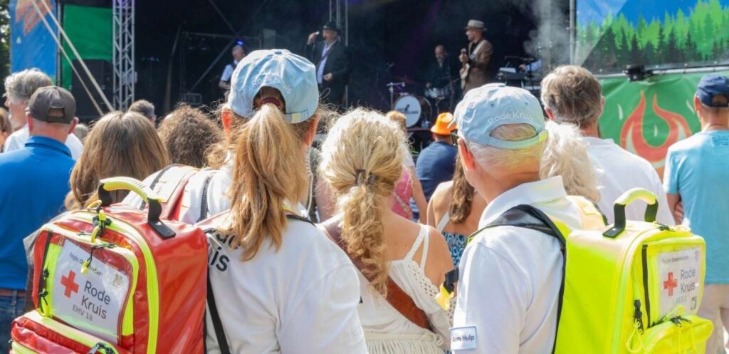 Rode Kruis vrijwilligers helpen bij Hoge Bomen festival