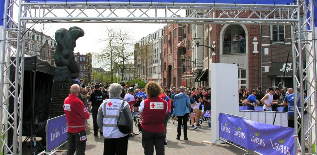 Halve van Helmond vrijwilligers bij de finish