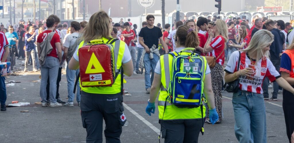 Rode Kruis vrijwilligers lopen tijdens Huldiging PSV over Stadhuisplein