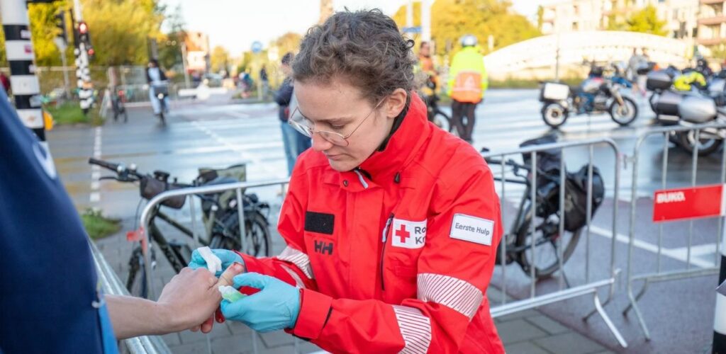 Rode Kruis vrijwilliger Elma helpt hulpvrager Thijs bij de start van de ASML Marathon Eindhoven
