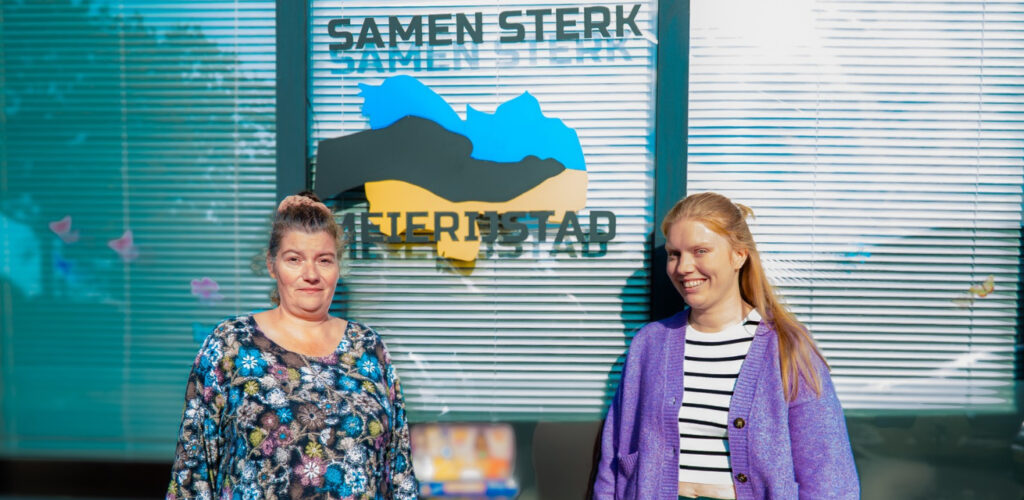 Voedselpartner Stichting Samen Sterk voor Meierijstad op de foto met Rode Kruis CHV'er