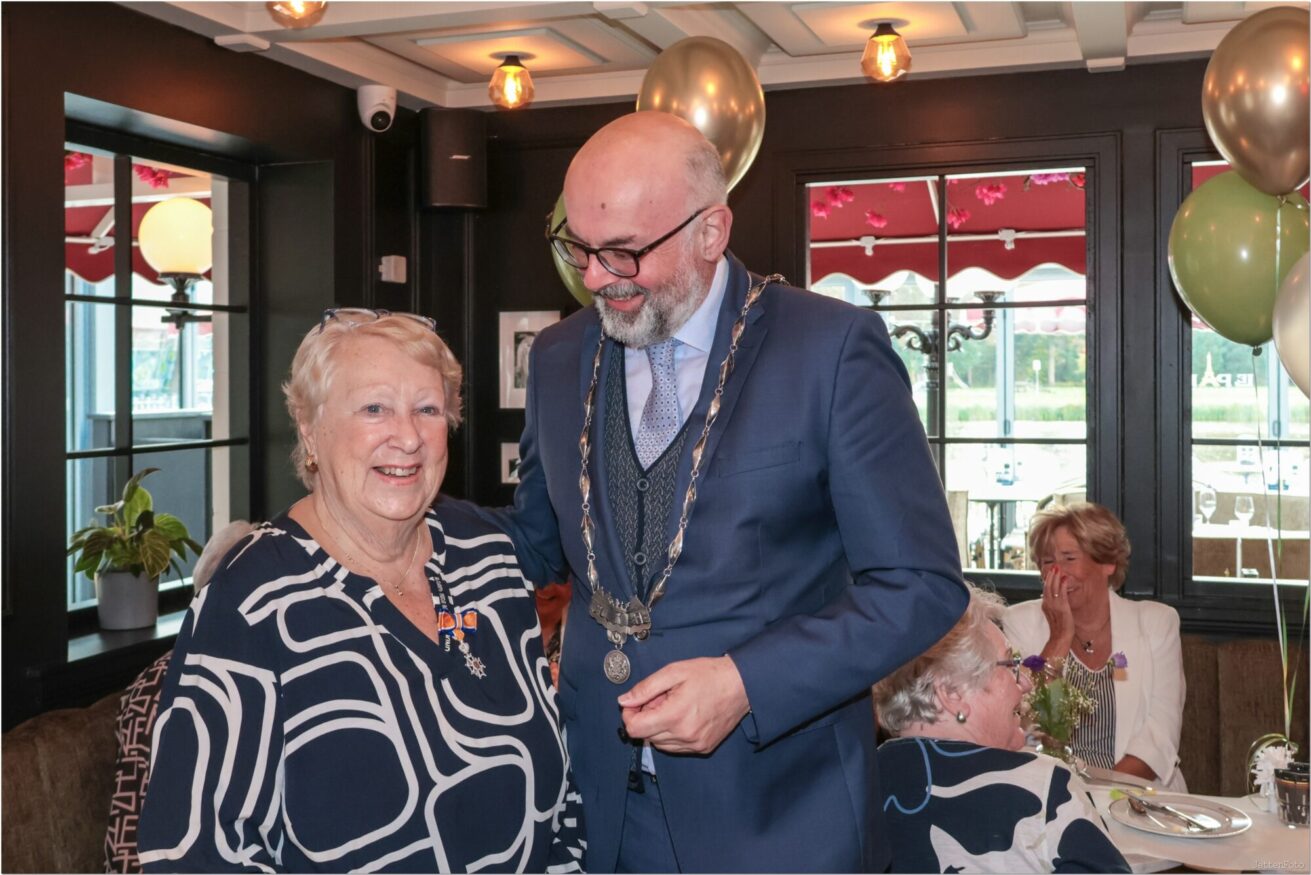 vrijwilliger krijgt onderscheiding