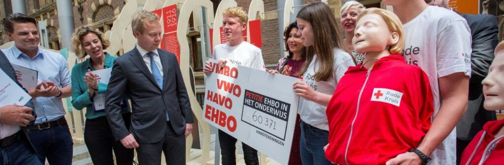 Leerlingen-overhandigen-handtekeningen-voor-EHBO-petitie-aan-de-Tweede-Kamer