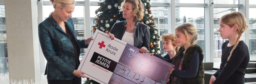 Minister Kaag ontvangt de petitie voor Jemen