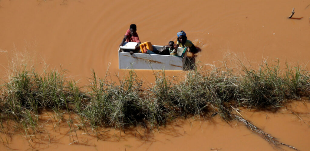 Mozambikanen in het overstromingswater door cycloon Idai
