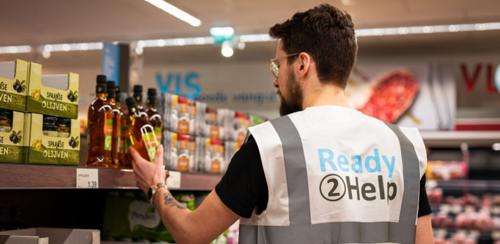 Rode Kruis vrijwilliger helpt met boodschappen doen