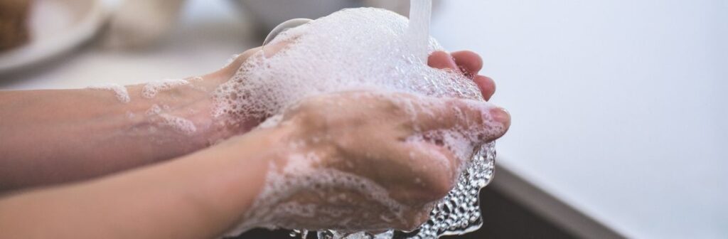 handen-wassen-na-het-plassen