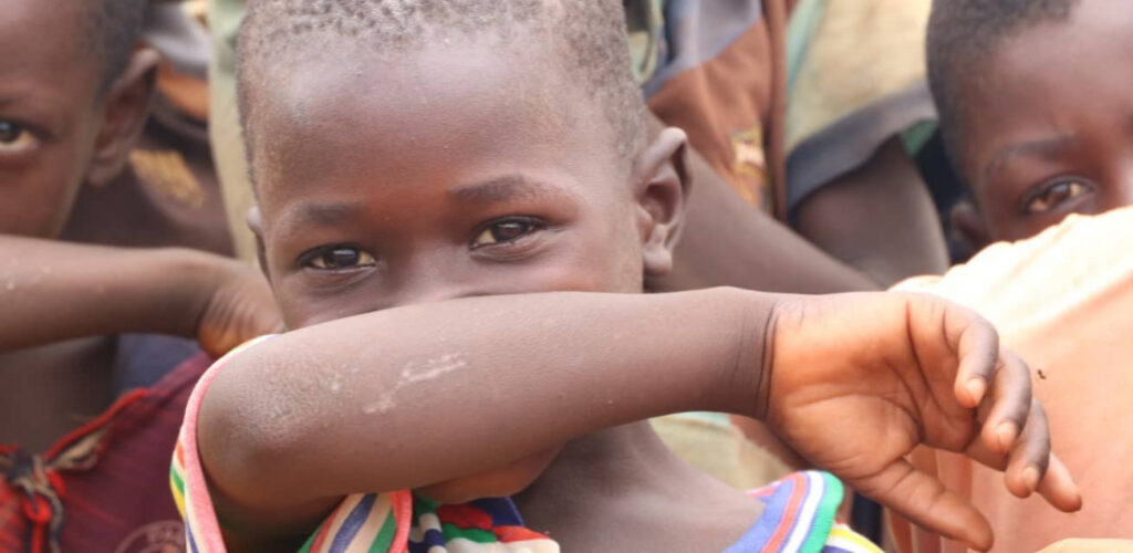 niezen_in_je_elleboog_burkina_faso-1030x503