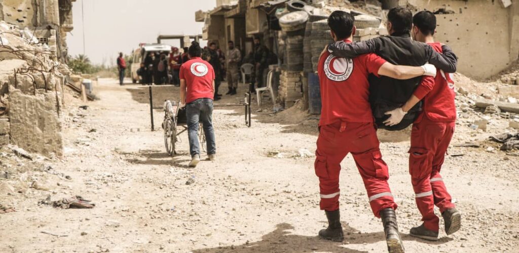 Doe een donatie aan het Rode Kruis - Doneren - Hulpverleners dragen slachtoffers in Syrie