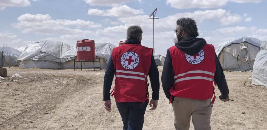 Hulpverleners in kamp Al Hol in Syrië Rode Kruis