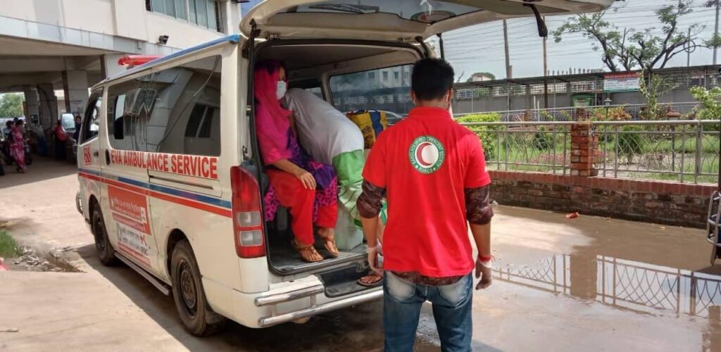 Hulpverlener in Bangladesh bij ambulance tijdens coronacrisis Rode Kruis