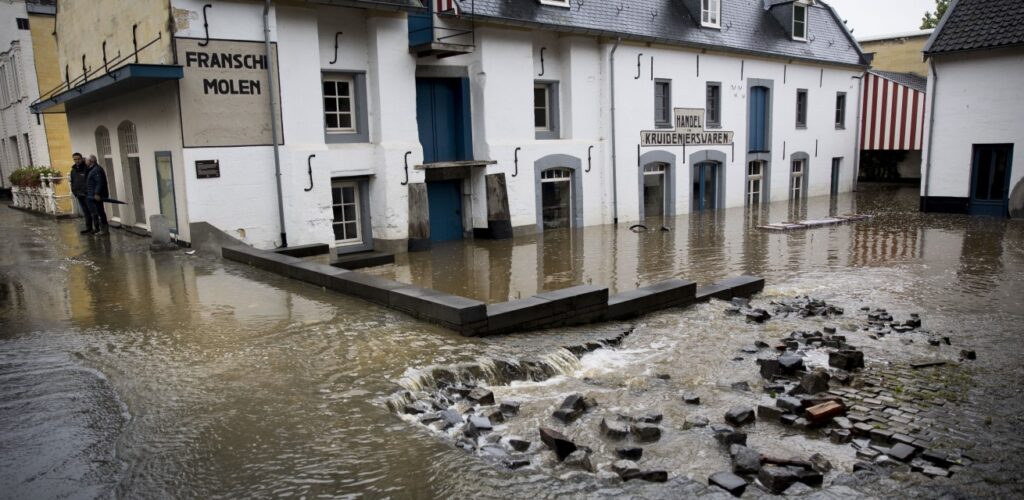 wateroverlast in limburg hulp Rode Kruis