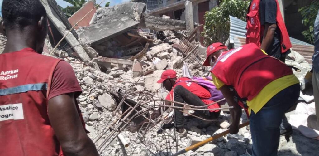 aardbeving Haïti Rode Kruis helpt met zoeken naar vermisten