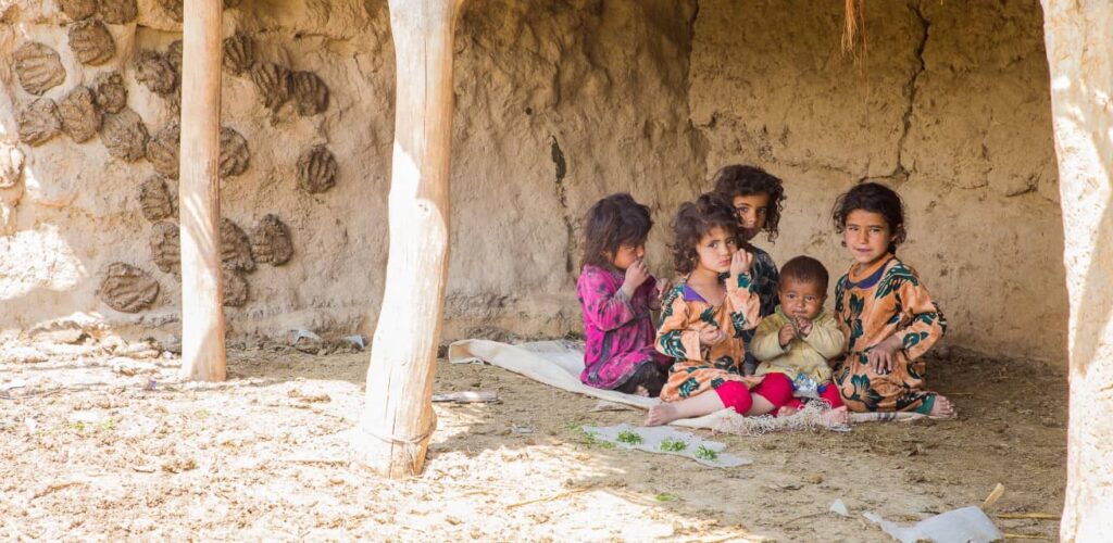 afghanistan leidt onder droogte en kinderen zitten onder afdak Rode Kruis