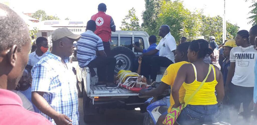 hulpverleners Rode Kruis in auto na aardbeving haiti