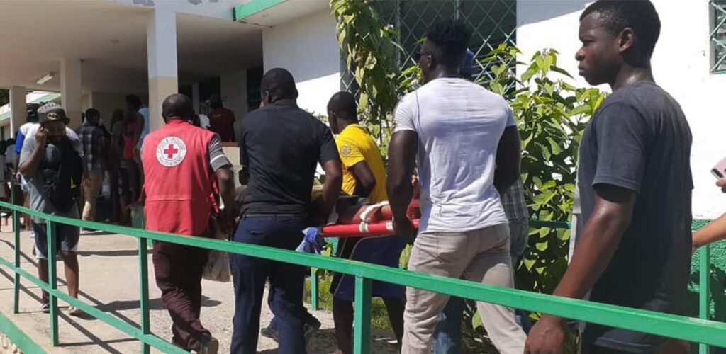 rode kruis reddingswerkers helpen bij aardbeving haiti