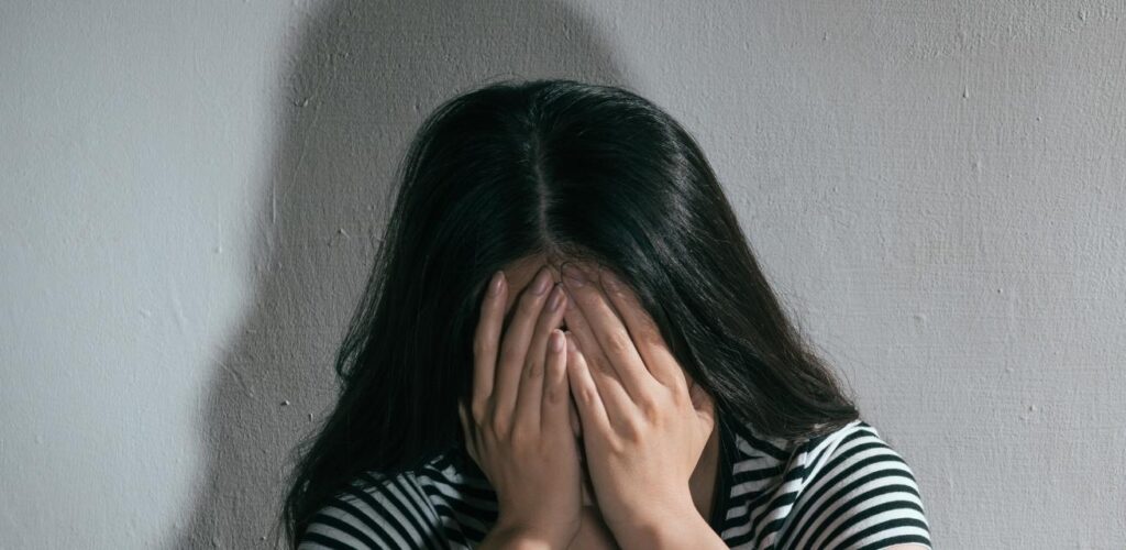 vrouw wanhopig illustratie voedselhulp rode kruis