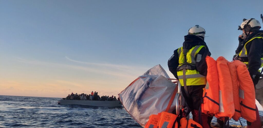helpen mensen in nood middellandse zee rode kruis