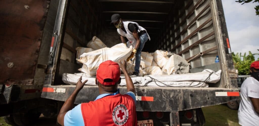 hulpgoederen na aardbeving haiti rode kruis