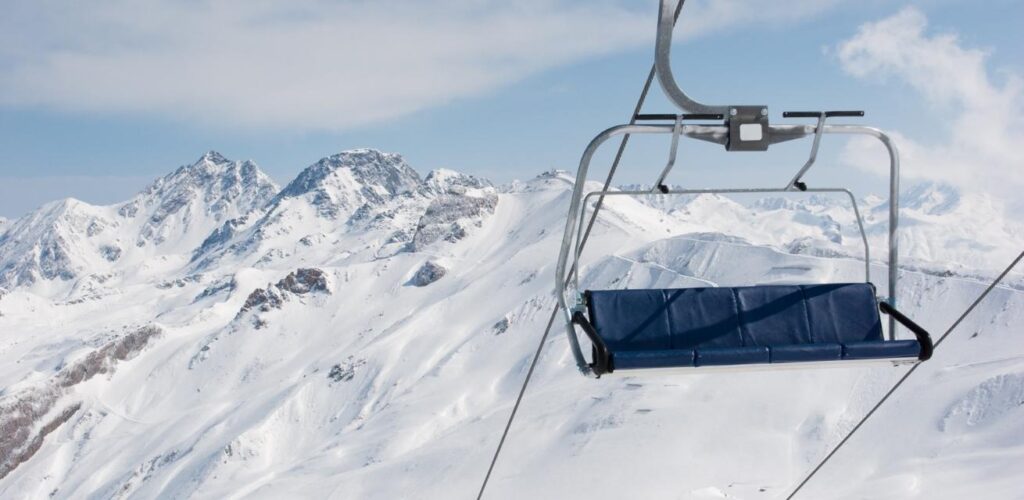 wintersportongeluk stoeltjeslift rode kruis