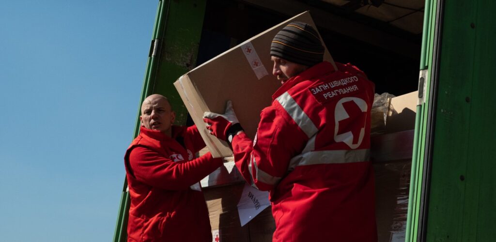 hulpgoederen Rode Kruis voor Oekraïne uit vrachtwagen laden