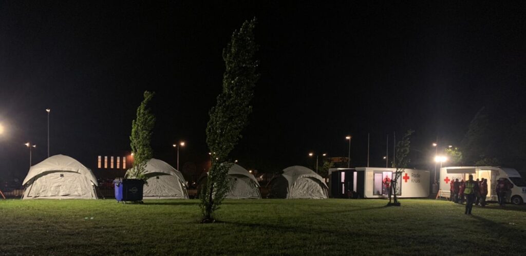 rode kruis brengt crisisnoodopvanggoederen naar Ter Apel