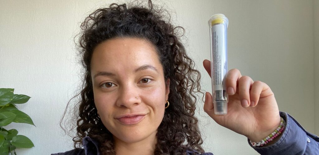 Noah met haar epipen na een allergische reactie op een walnoot