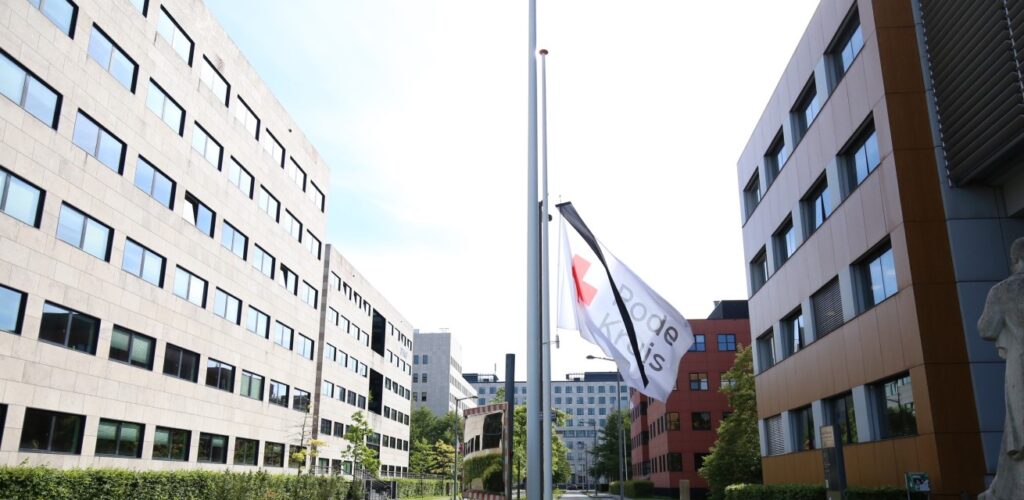 vlag van rode kruis halfstok