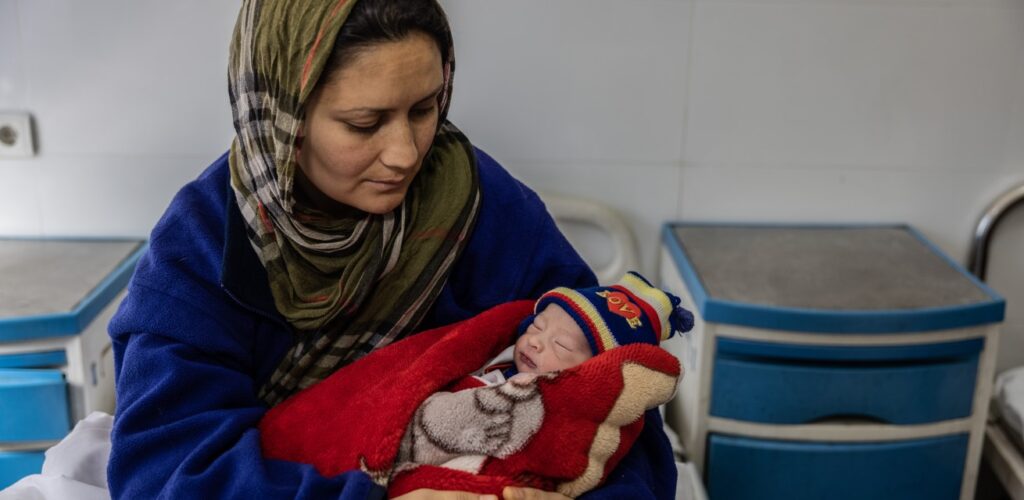 Malalai Maternity Hospital in Kabul moeder met kindje Afghanistan Rode Kruis