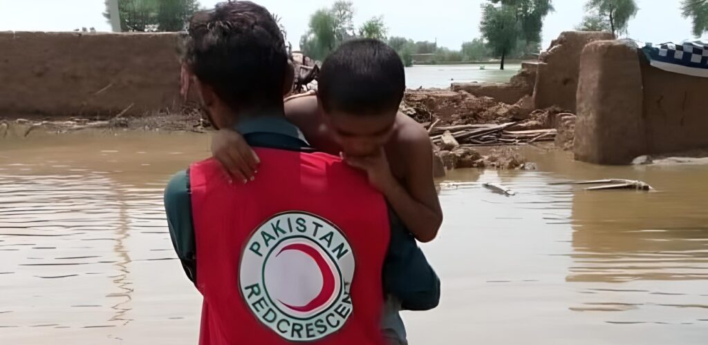 hulp aan pakistan na overstromingen rode kruis