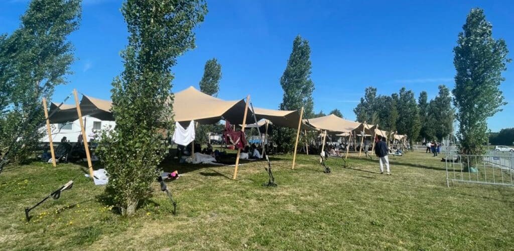 migranten slapen buiten bij het aanmeldcentrum van Ter Apel