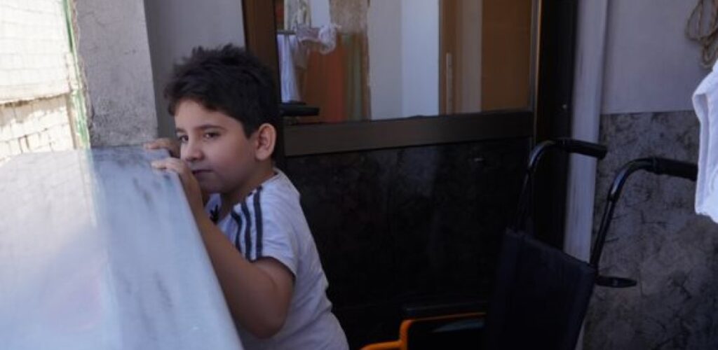 jongen in Syrië krijgt hulp Rode Kruis met fysiotherapie