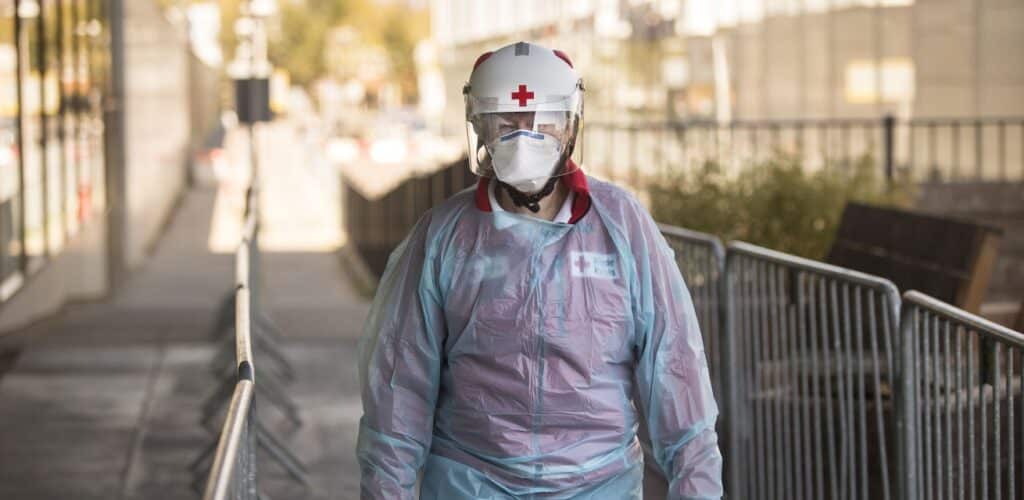 rode kruis hulpverlener tijdens coronacrisis in nederland