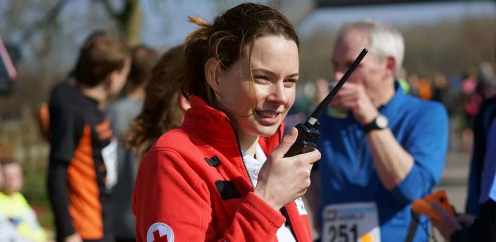 rode kruis vrijwilliger helpt op een hardloop evenement